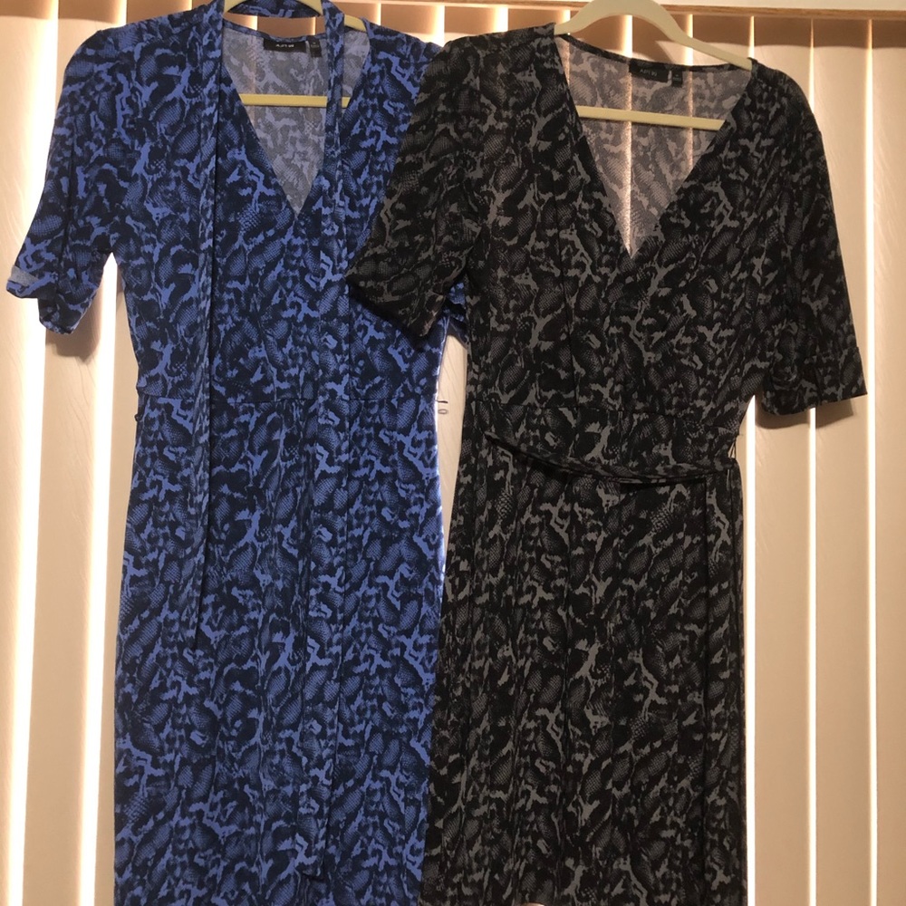 Blue and black short sleeve stretch fowrap dress